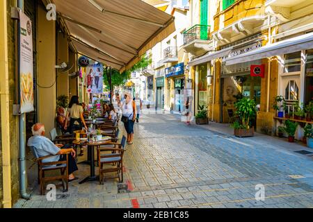 NIKOSIA, ZYPERN, 23. AUGUST 2017: Blick auf eine schmale Straße im historischen Zentrum von Nikosia, Zypern Stockfoto