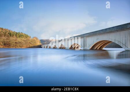 Ashopton Viadukt über Derwent Reservoir und Ladybower Reservoir in Hope Valley, Peak District Stockfoto