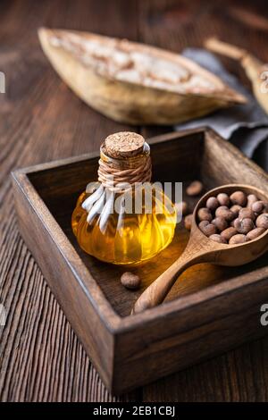 Baobab Samenöl in Glasflasche für gesunde Haut und Haare auf rustikalem Holzhintergrund Stockfoto