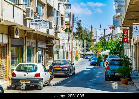 LEFKOSA, ZYPERN, 24. AUGUST 2017: Schmale Straße in der Altstadt von Lefkosa, Zypern Stockfoto