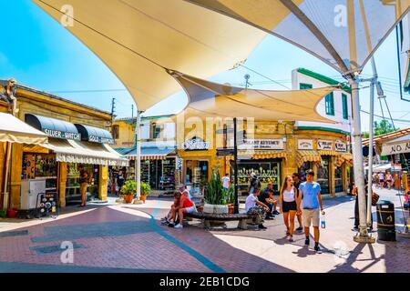 LEFKOSA, ZYPERN, 24. AUGUST 2017: Touristenstände rund um eine schmale Straße, die zum grenzübergang ledra in Nikosia/Lefkosa auf Zypern führt Stockfoto