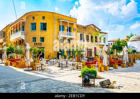 LEFKOSA, ZYPERN, 24. AUGUST 2017: Touristische Restaurants warten auf Kunden in Lefkosa, Zypern Stockfoto