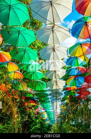 LEFKOSA, ZYPERN, 24. AUGUST 2017: Touristenstraße mit Sonnenschirmen in Lefkosa, Zypern Stockfoto