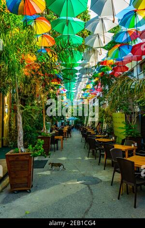 LEFKOSA, ZYPERN, 24. AUGUST 2017: Touristenstraße mit Sonnenschirmen in Lefkosa, Zypern Stockfoto