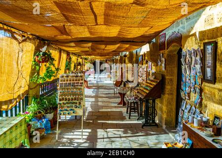 LEFKOSA, ZYPERN, 24. AUGUST 2017: Arkade von Buyuk Han in Lefkosa, Zypern Stockfoto