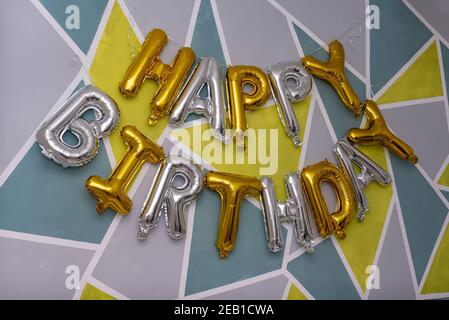 Goldene HAPPY BIRTHDAY Worte aus aufblasbaren Ballons. Stockfoto