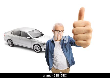 Reifer Mann mit einem silbernen Auto gestikuliert einen Daumen nach oben schild isoliert auf weißem Hintergrund Stockfoto