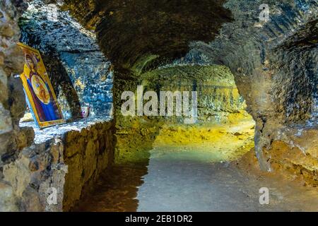 FAMAGUSTA, ZYPERN, 28. AUGUST 2017: Innenraum einer unzerstörten Kapelle in der Nähe des Klosters St. Barnabas auf Zypern Stockfoto