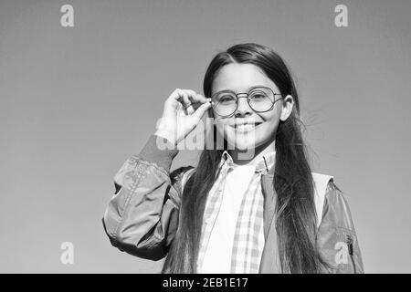 Verbesserte Sicht ist möglich. Happy Kid tragen Brille auf sonnigen blauen Himmel. Sehfehler. Sehkorrektur bei Kindern. Korrekturlinse. Optische Augenmuschel. Ophthalmologische Optik bei Kindern. Stockfoto