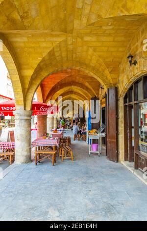 LEFKOSA, ZYPERN, 29. AUGUST 2017: Arkade von Buyuk Han in Lefkosa, Zypern Stockfoto