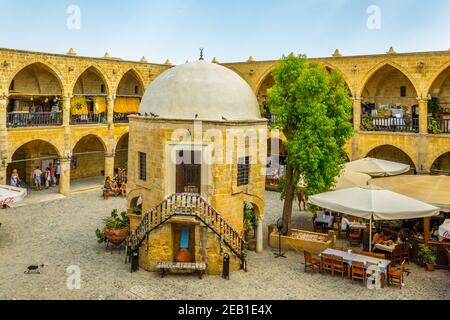 LEFKOSA, ZYPERN, 29. AUGUST 2017: Blick auf ein ehemaliges Kaufmannshotel - buyuk han - das in eine moderne Touristenattraktion umgewandelt wurde, Lefkosa, Cy Stockfoto