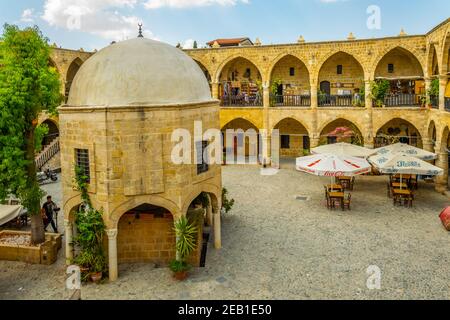 LEFKOSA, ZYPERN, 29. AUGUST 2017: Blick auf ein ehemaliges Kaufmannshotel - buyuk han - das in eine moderne Touristenattraktion umgewandelt wurde, Lefkosa, Cy Stockfoto