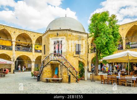 LEFKOSA, ZYPERN, 29. AUGUST 2017: Blick auf ein ehemaliges Kaufmannshotel - buyuk han - das in eine moderne Touristenattraktion umgewandelt wurde, Lefkosa, Cy Stockfoto