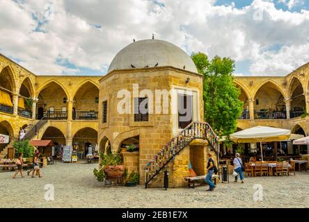 LEFKOSA, ZYPERN, 29. AUGUST 2017: Blick auf ein ehemaliges Kaufmannshotel - buyuk han - das in eine moderne Touristenattraktion umgewandelt wurde, Lefkosa, Cy Stockfoto