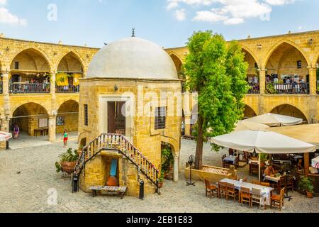 LEFKOSA, ZYPERN, 29. AUGUST 2017: Blick auf ein ehemaliges Kaufmannshotel - buyuk han - das in eine moderne Touristenattraktion umgewandelt wurde, Lefkosa, Cy Stockfoto