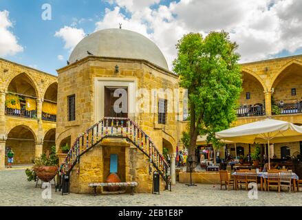 LEFKOSA, ZYPERN, 29. AUGUST 2017: Blick auf ein ehemaliges Kaufmannshotel - buyuk han - das in eine moderne Touristenattraktion umgewandelt wurde, Lefkosa, Cy Stockfoto