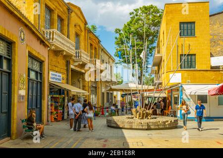 LEFKOSA, ZYPERN, 29. AUGUST 2017: Menschen kommen an den grenzübergang ledra in Nikosia/Lefkosa auf Zypern Stockfoto