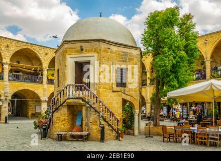 LEFKOSA, ZYPERN, 29. AUGUST 2017: Blick auf ein ehemaliges Kaufmannshotel - buyuk han - das in eine moderne Touristenattraktion umgewandelt wurde, Lefkosa, Cy Stockfoto