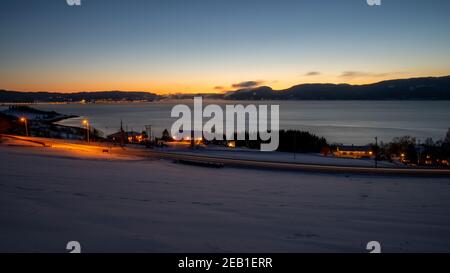 Abendfoto meiner Nachbarschaft eine eiskalte Winternacht. Stockfoto