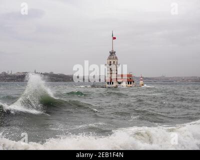 Maidens Tower und Südwestwind Sturm mit Wellen in Istanbul, Türkei Stockfoto