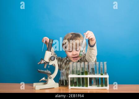 Kleiner Junge, der wissenschaftliche Experimente macht. Forschung und Bildung in der Schule. Stockfoto