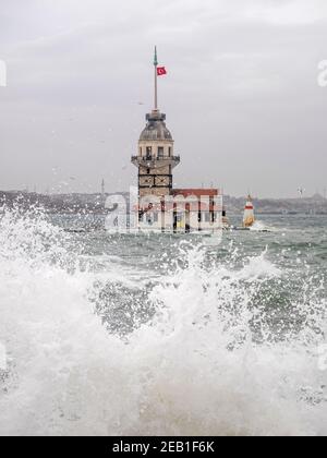 Maidens Tower und Südwestwind Sturm mit Wellen in Istanbul, Türkei Stockfoto