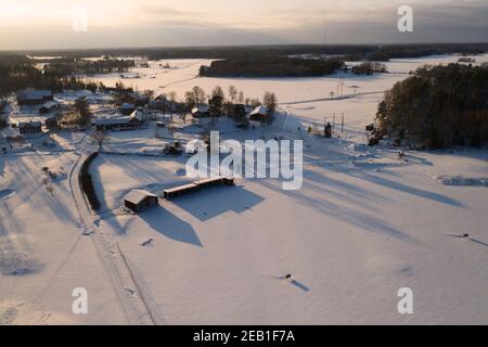 Schneebedeckter schwedischer Golfplatz Stockfoto