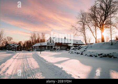 Schneebedeckter schwedischer Golfplatz Stockfoto