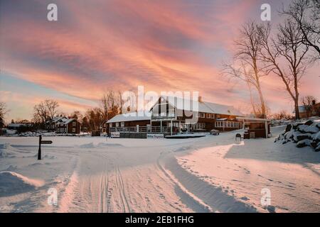 Schneebedeckter schwedischer Golfplatz Stockfoto