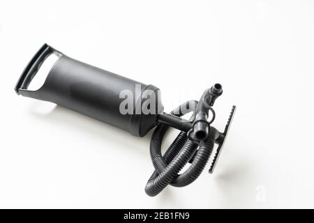 Aufblaspumpe Hand Luft aufblasbare Matratze auf weißem Hintergrund Isolation Stockfoto