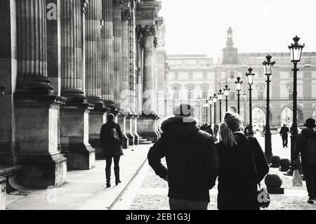 Paris, Frankreich. Stadtszene in der Nähe des Louvre im Winter. Schwarz weiß historisches Foto. Schwarzweißfoto. Stockfoto