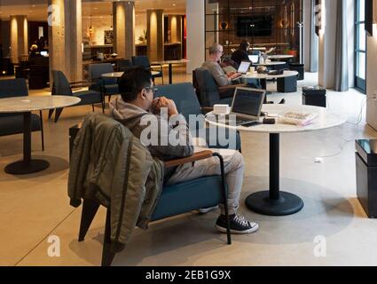 Mitarbeiter, die in einem Remote-Büro im Industry City Sunset Park arbeiten Brooklyn NYC Stockfoto