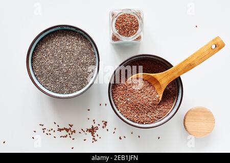 Leinsamen und Chiasamen in Schalen, Draufsicht. Stockfoto