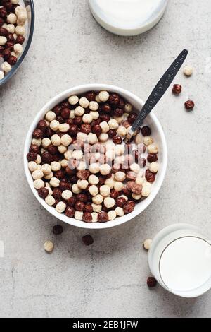 Eine Schüssel Müsli, Schokoladenkugeln und Milch zum Frühstück. Stockfoto