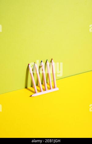 Buntstifte auf farbigem Hintergrund. Hartes Licht Stockfoto