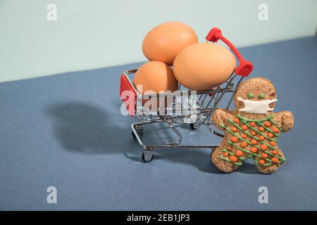 Das Konzept, Eier vor den Osterferien zu kaufen. Stockfoto