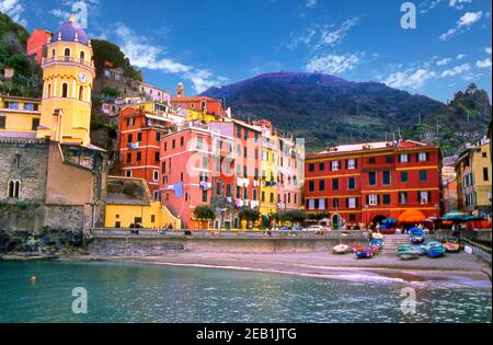 Blick auf die Stadt Vernazza, Cinque Terre, Ligurien, Italien Stockfoto