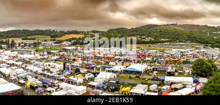 BUILTH WELLS, WALES - JULI 2018: Luftaufnahme des Royal Welsh Showground während des jährlichen öffentlichen Landwirtschaftsfestivals und der Messe Stockfoto