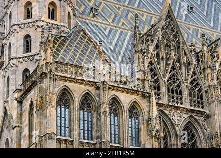 WIEN, ÖSTERREICH - NOVEMBER 2019: Das Äußere des alten Stephansdoms in der Wiener Innenstadt. Es hat ein mehrfarbig gefliestes Dach. Stockfoto