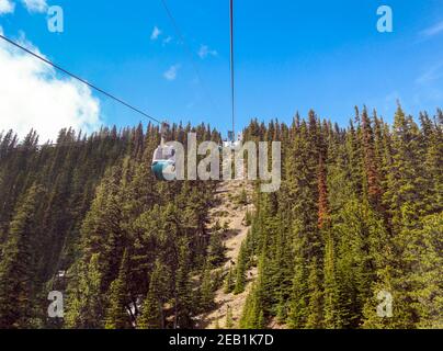 BANFF, ab, KANADA - JUNI 2018: Gondeln der Seilbahn auf- und abwärts vom Sulphur Mountain, einer Touristenattraktion in Banff Stockfoto