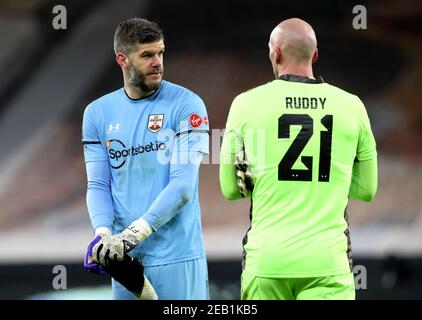 Southampton Torwart Fraser Forster (links) spricht mit Wolverhampton Wanderers Torwart John Ruddy am Ende des Emirates FA Cup fünften Runde Spiel in Molineux, Wolverhampton. Bilddatum: Donnerstag, 11. Februar 2021. Stockfoto