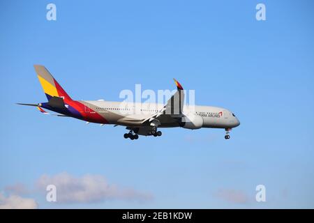 Ein Passagierflugzeug der südkoreanischen Fluggesellschaft 'Asiana Airlines' landet am Frankfurter Flughafen (11. Februar 2021) Stockfoto
