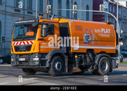 Rostock Deutschland - April 20. 2018: Kehrmaschine auf den Straßen von Rostock Stockfoto