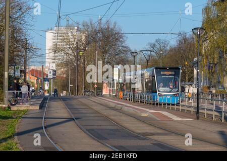 Rostock Deutschland - April 20. 2018: Blaue Straßenbahn in Rostock Stockfoto