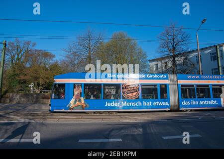 Rostock Deutschland - April 20. 2018: Blaue Straßenbahn in Rostock Stockfoto