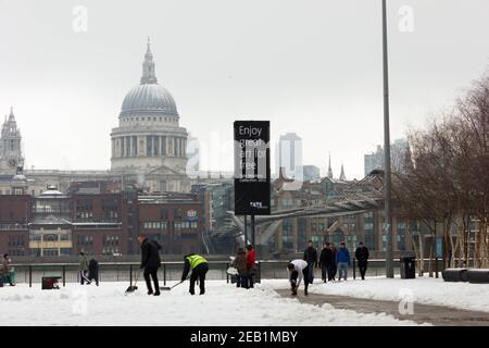 Tate modernes Personal Schneeräumung für Touristen Besuch des Museums, London Stockfoto