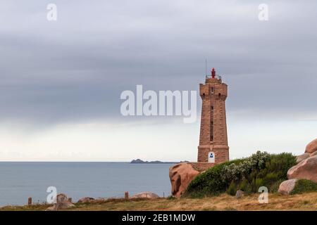 Am frühen Abend am Ploumanac'h Leuchtturm - Mean Ruz Leuchtturm - aktiver Leuchtturm in Perros-Guirec, Cotes-d'Armor, Bretagne, Frankreich Stockfoto