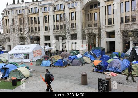 Mann mit orangefarbener Flagge im Occupy London Bewegungslager Standort in der Nähe der St. pauls Cathedral London Stockfoto