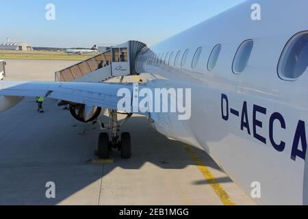 Passagiere an Bord DER LUFTHANSA CITYLINE EMBRAER ERJ-190, Flugzeugpark am Frankfurter Hauptflughafen D-AECA Stockfoto