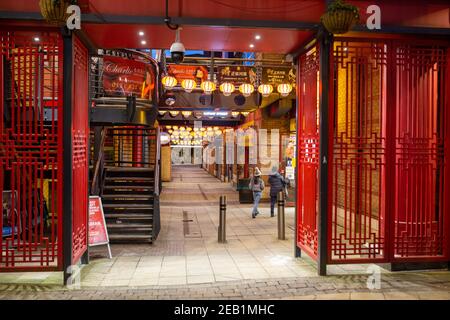 Birmingham, Großbritannien. Februar 2021, 11th. Chinesisches Neujahr. Ein normalerweise lebhaftes und überfülltes Zentrum im chinesischen Viertel in Birmingham, Großbritannien, ist ungewöhnlich ruhig, da chinesische Gemeinden in der Stadt gezwungen sind, das neue Jahr am Freitag zu Hause zu feiern. Kredit: Peter Lopeman/Alamy Live Nachrichten Stockfoto